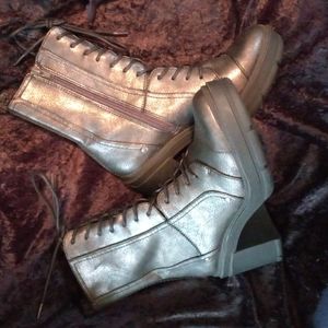 Clarks boots sz 8 Gunmetal black metallic dressy with traction